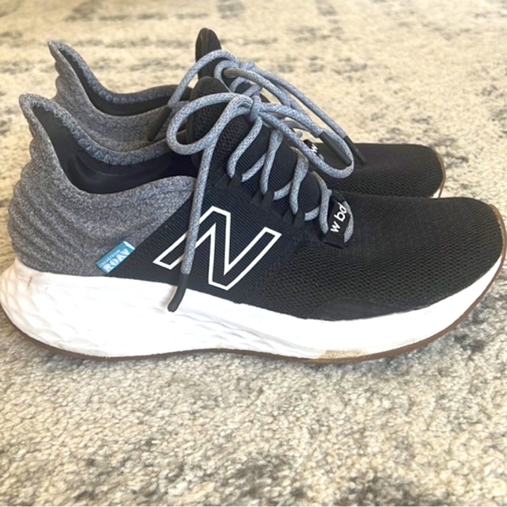 🤩Black, gray, and white New Balance Roav